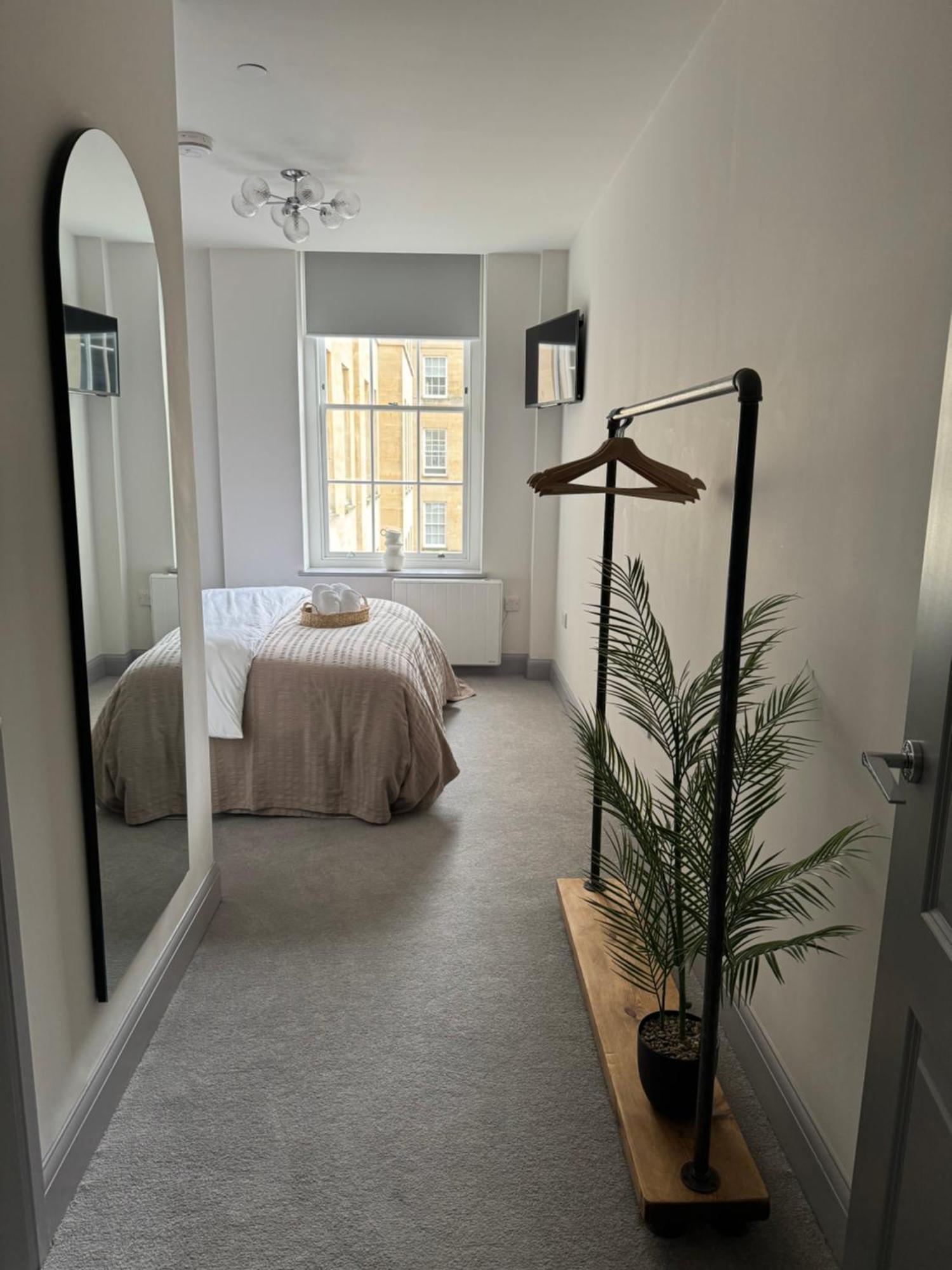 Haus Of Sulis, City Centre Apartment With Lift Access Bath Exterior photo