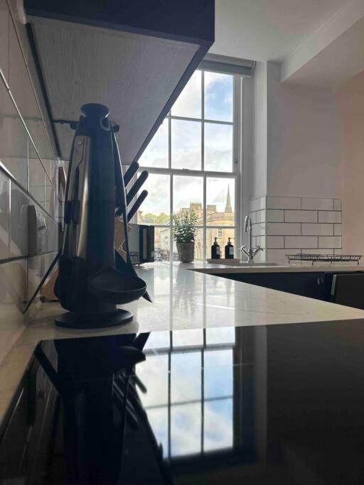 Haus Of Sulis, City Centre Apartment With Lift Access Bath Exterior photo
